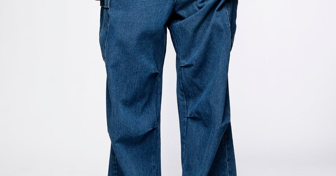 Homme portant un pantalon cargo DDP en denim, coupe droite, style 90s