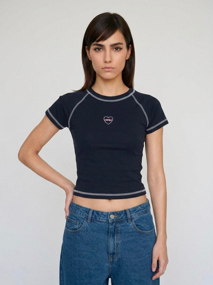 Baby Tee DDP Heart 95 B&W Bleu Marine – vue portée face
