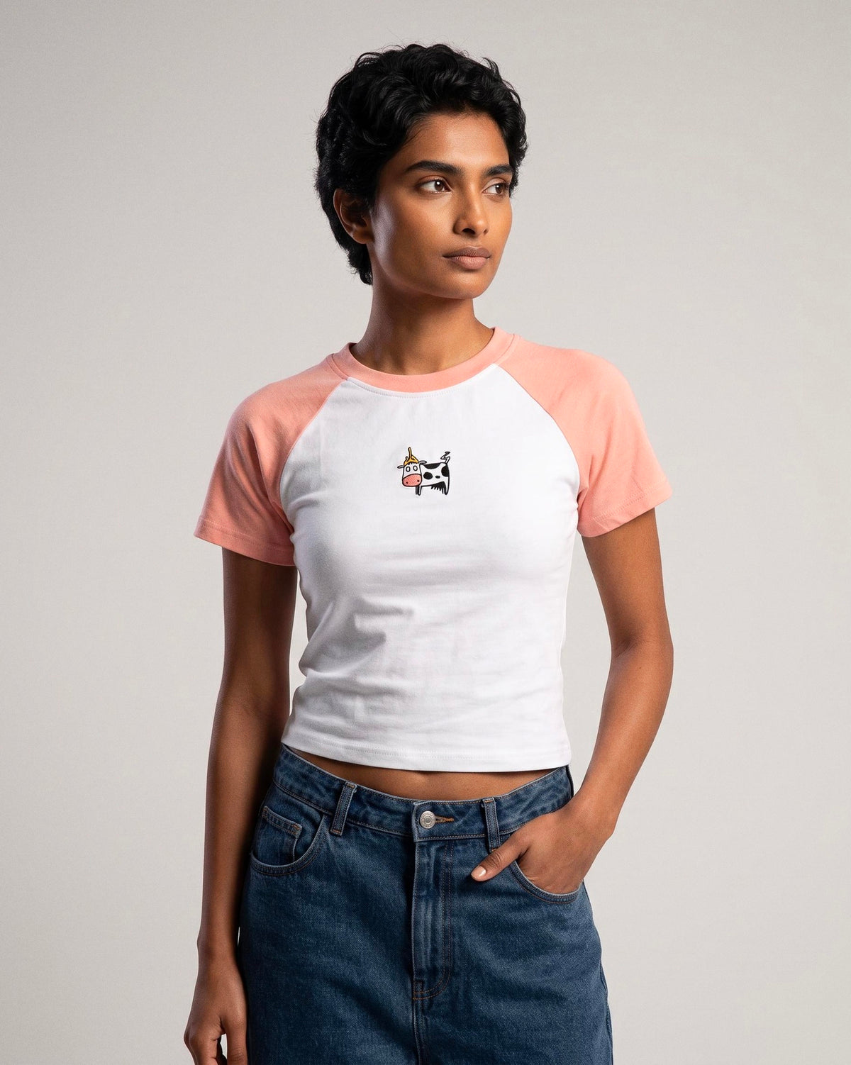 Baby Tee DDP La Vache Blanc / Saumon – vue portée face